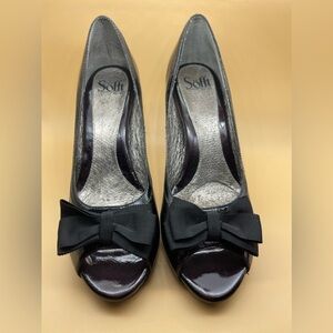 Sofft Women's Sz 9.5M Purple Patent Leather Peep Toe Heels Black Bows, Preowned